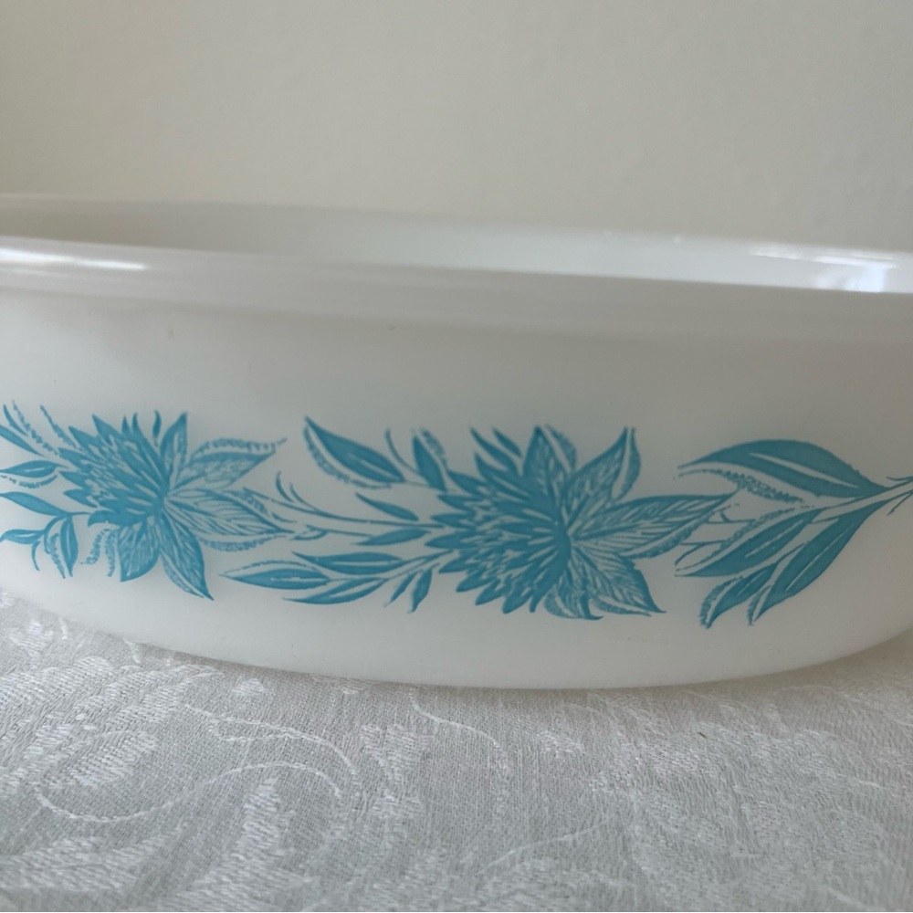 Vintage 1 QT. Glasbake White and Blue Floral Baking Casserole Dish - Picture 12 of 13